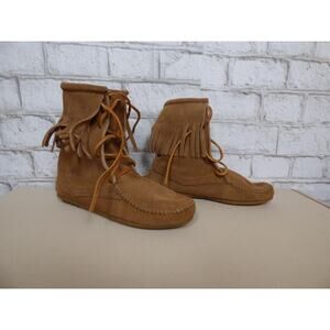 Minnetonka Women's Classic Fringe Dusty Brown Hard Sole Lace Up Boot 4 NEW